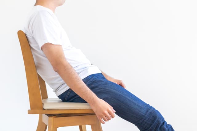 デスクワーク疲労で悩む男性 - 北見市RESET整骨院で体の辛さを解消