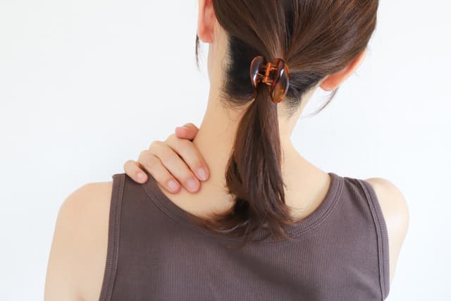 首・肩の痛みに悩む女性 - 北見市RESET整骨院で改善可能な症状